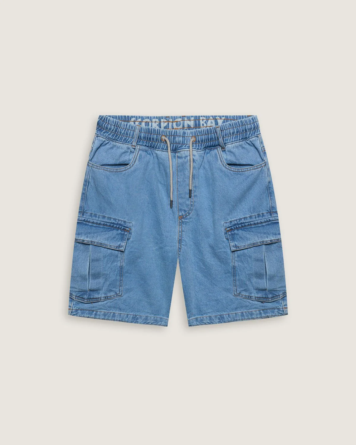 Bermuda cargo in denim con vita elasticizzata uomo