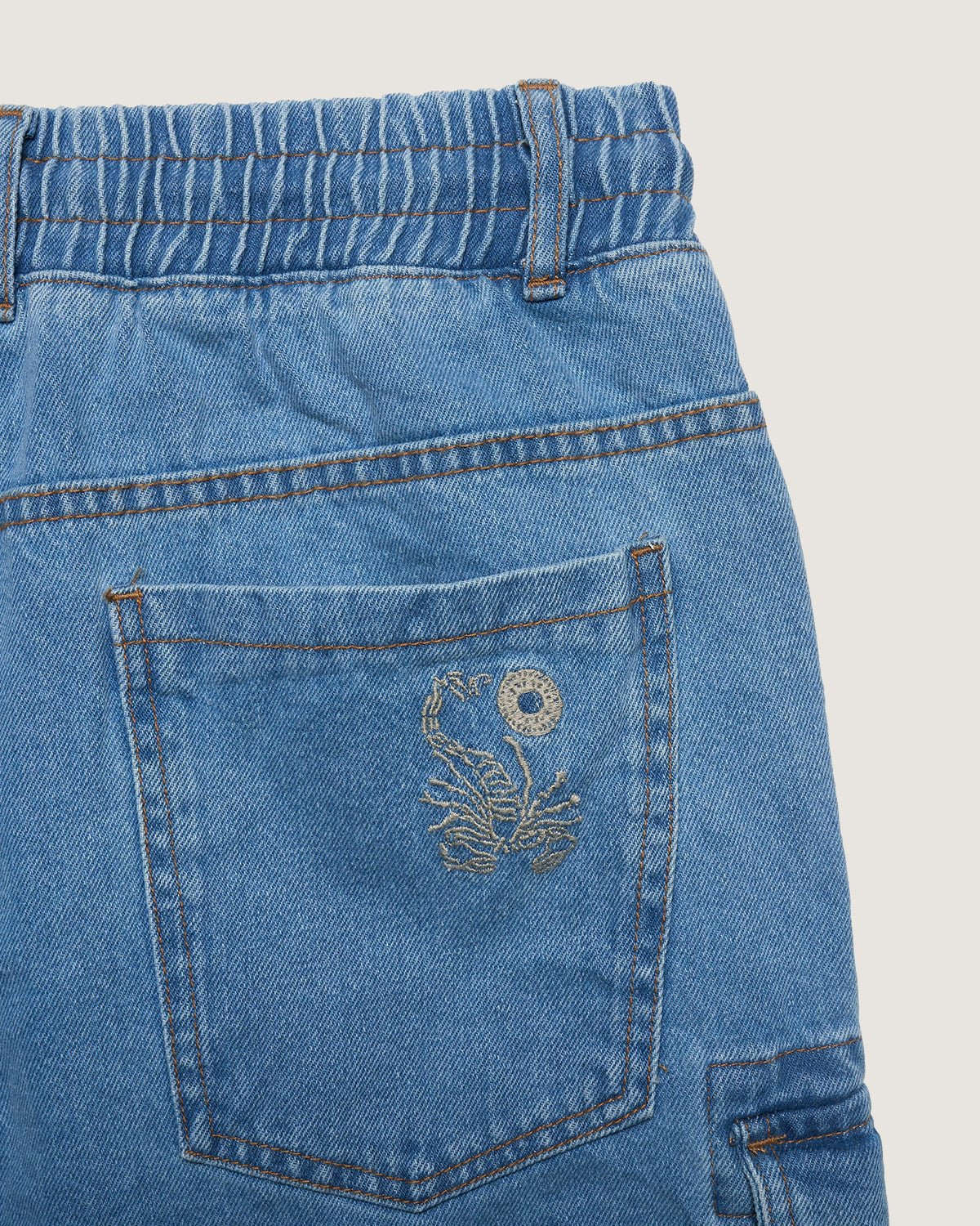 Bermuda cargo in denim con vita elasticizzata uomo - Image 3