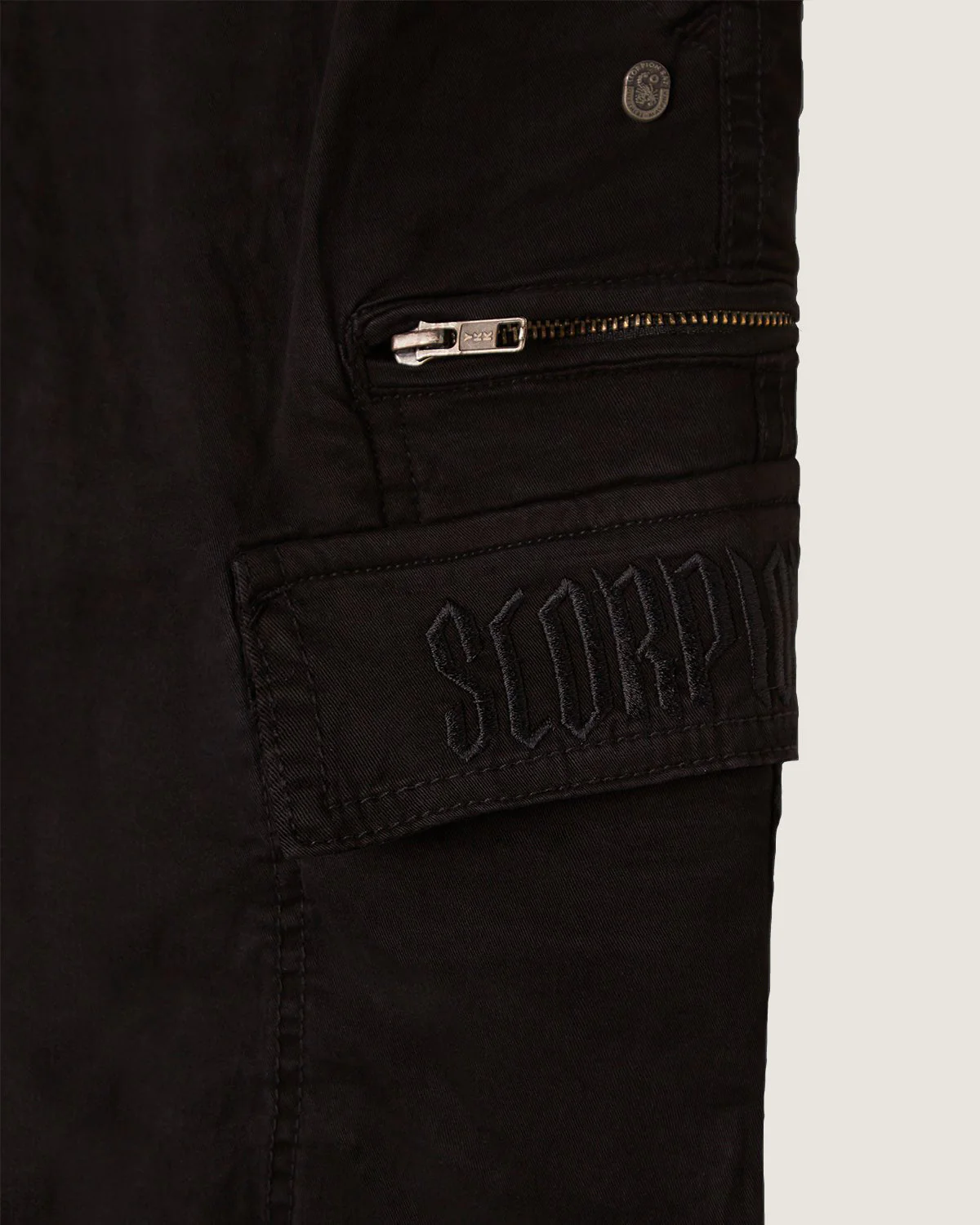 Bermuda cargo multitasca "Gothic Lettering" uomo - Image 5