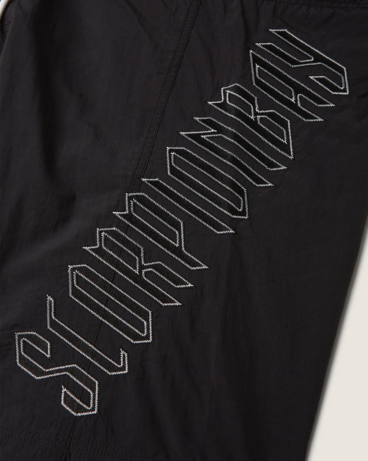 Costume board short stampato "Gothic Lettering" uomo - Image 5